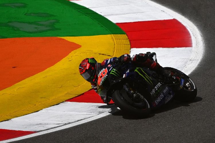 Fabio Quartararo saat berlaga pada MotoGP Portugal 2022. (Photo by GABRIEL BOUYS / AFP)