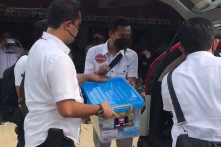 Penyidik Polda Banten mengamankan dua boks dokumen usai penggeledahan di kantor BPN Lebak, Rabu (17/11/2021)