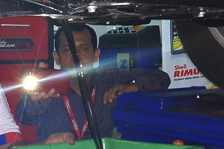 Ilustrasi ganti oli mesin diesel