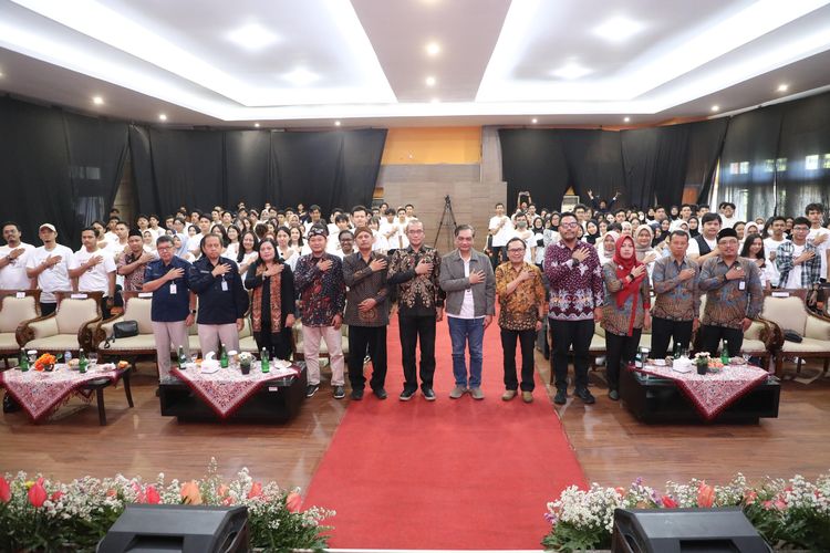 Komisi Pemilihan Umum (KPU) RI menerima sekaligus dua penghargaan Museum Rekor Dunia Indonesia (MURI) pada 28 Oktober 2023.