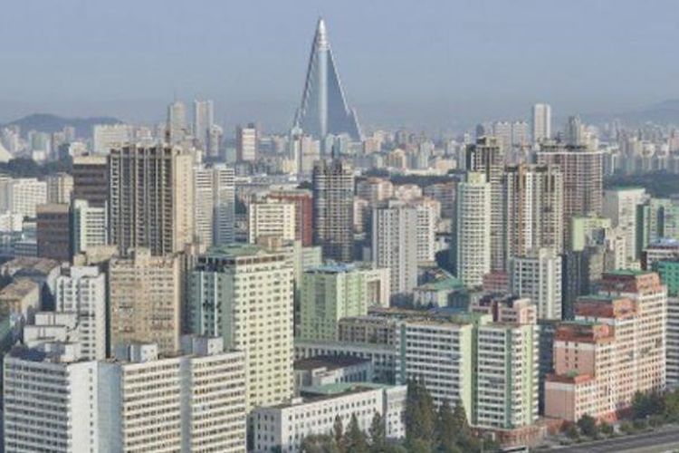 Hotel Ryugyong yang berbentuk piramid dan memiliki 105 lantai mendominasi cakrawala Pyongyang, ibu kota Korea Utara.