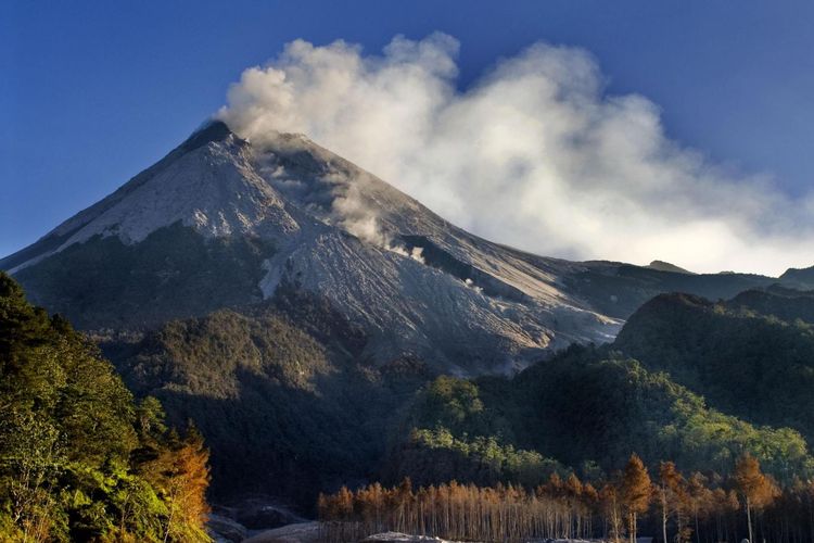 Pemandangan Gunung Merapi dari Desa Wisata Samiran, Kecamatan Selo, Boyolali