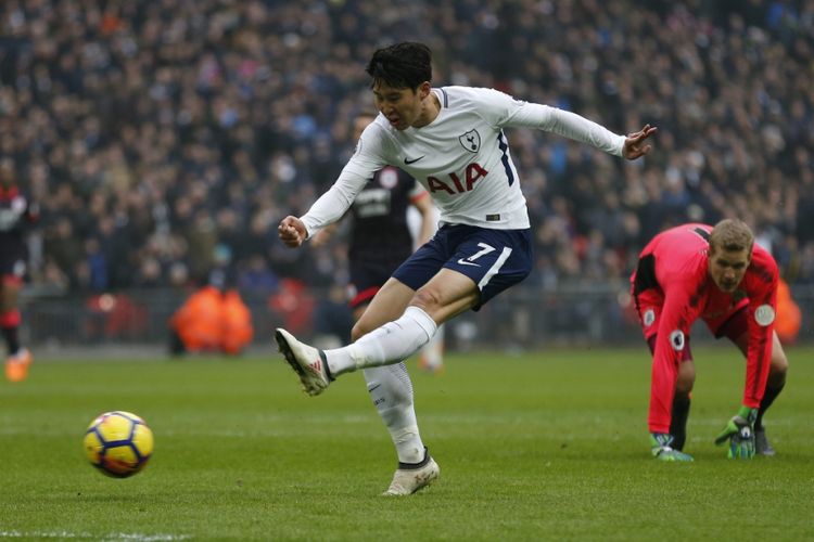 Son Heung-min tampil gemilang saat Tottenham Hotspur menang atas Huddersfield Town pada pertandingan Premier League di Stadion Wembley, Sabtu (3/3/2018).