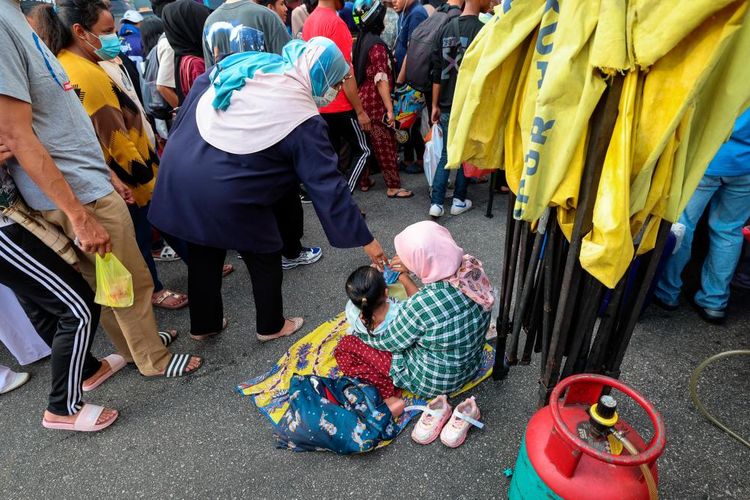 Departemen Kesejahteraan Sosial Kelantan (JKM) Malaysia mendapati para pengemis di jalanan di Kelantan bisa memperoleh penghasilan lebih dari 300 ringgit Malaysia (sekitar Rp 1 juta) per hari selama selama bulan Ramadhan.