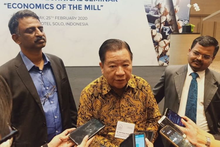 Perwakilan Cotton Council Internasional (CCI) di Indonesia, Anh Dung (Andy) Do (tengah) memberikan keterangan terkait ekspor-impor bidang tekstil antara Indonesia dan Amerika di Solo, Jawa Tengah, Selasa (25/2/2020).