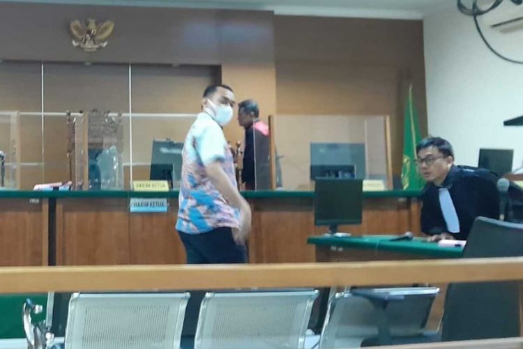 Direktur PT AM Indo Tek, Aryo Maulana Bagus saat menjalani sidang tuntutan di Pengadilan Tipikor Serang. Rabu (27/3/2024). Aryo dituntut 3 tahun penjara oleh jaksa Kejari Cilegon.