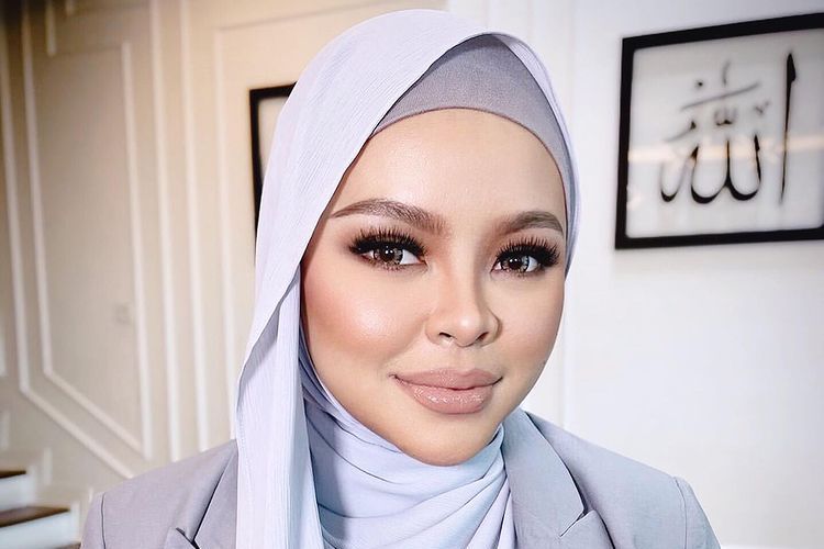 Siti Sarah Raisuddin, penyanyi Malaysia ,eninggal karena Covid-19 beberapa hari setelah melahirkan. 
