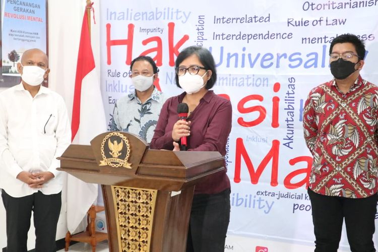 Pengajar Sekolah Tinggi Ilmu Hukum Indonesia Jantera, Bivitri Susanti dalam konferensi pers di Komnas HAM, Senin (14/6/2021).