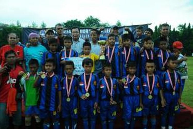 Sekolah Sepak Bola Bina Taruna menjadi juara Indonesia Junior Soccer League 2015 di Cibubur, Jakarta, 21-22 Maret 2015.