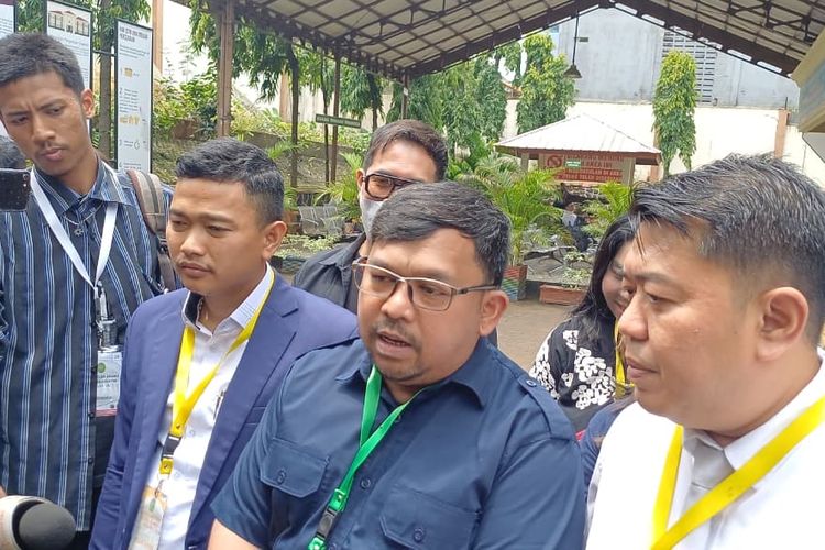 Bedu dan kuasa hukumnya, Dendy Finsa usai sidang di Pengadilan Agama Jakarta Selatan, Selasa (30/9/2025)