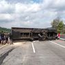 Rekayasa Lalin Imbas Truk Pengangkut Kain 12 Ton Terguling di Tol Cipularang