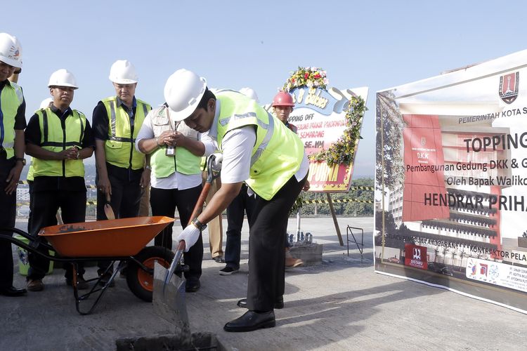 Pembangunan Gedung Parkir di kawasan oleh - oleh Pandanaran Kota Semarang memasuki tahap topping off, Senin (4/1/2019).