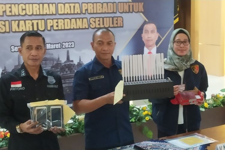 Warga Batang, Jawa Tengah (Jateng) ditangkap polisi karena curi data kependudukan orang lain untuk bisnis sim card seluler