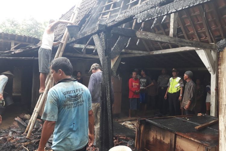 Slamet (28), warga Dusun Ngasem, Desa Monggot, Kecamatan Geyer, Kabupaten Grobogan, Jateng nekat membakar rumahnya sendiri, Kamis (25/1/2018).