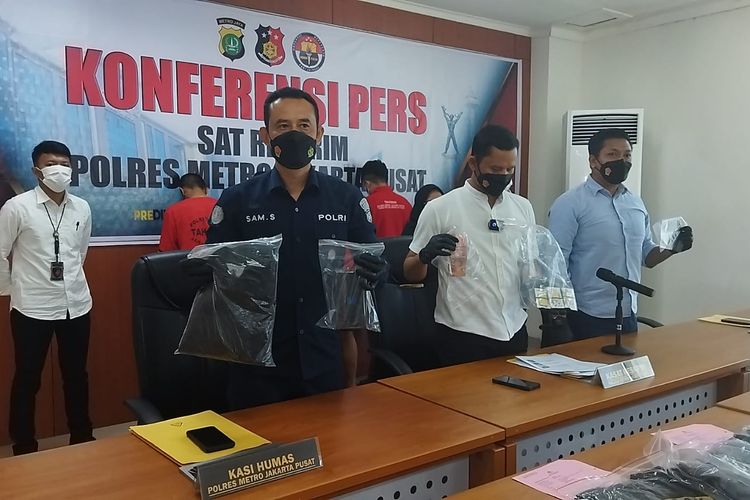 Polres Metro Jakarta Pusat menggelar konferensi pers terkait penangkapan empat tersangka penyekapan sekaligus perampasan yang menyebabkan korban mengalami kerugian senilai Rp 1 miliar di Mapolres Metro Jakarta Pusat , Rabu (20/7/2022).