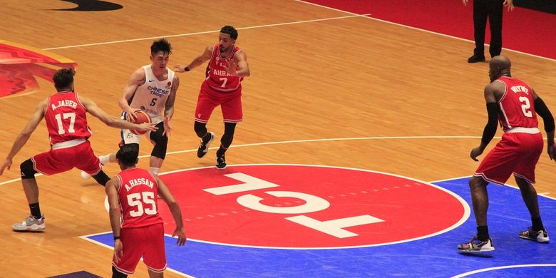 Pemain bernomor punggung 5 dari Taiwan, Cheng Liu, beraksi dalam laga pembuka FIBA Asia Cup 2022 kontra Bahrain di Istora Senayan, Jakarta, pada Selasa (12/7/2022) siang WIB.