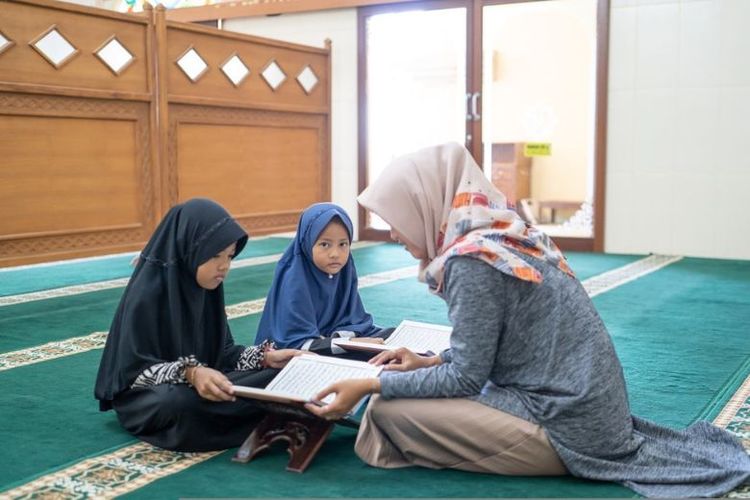 Penguasaan huruf dan tajwid bisa didapat dengan mengikuti kursus baca Al Quran. Salah satu lembaga kursus baca Al-Quran yang dapat menjadi pilihan adalah CendekiaPrivat.com.
