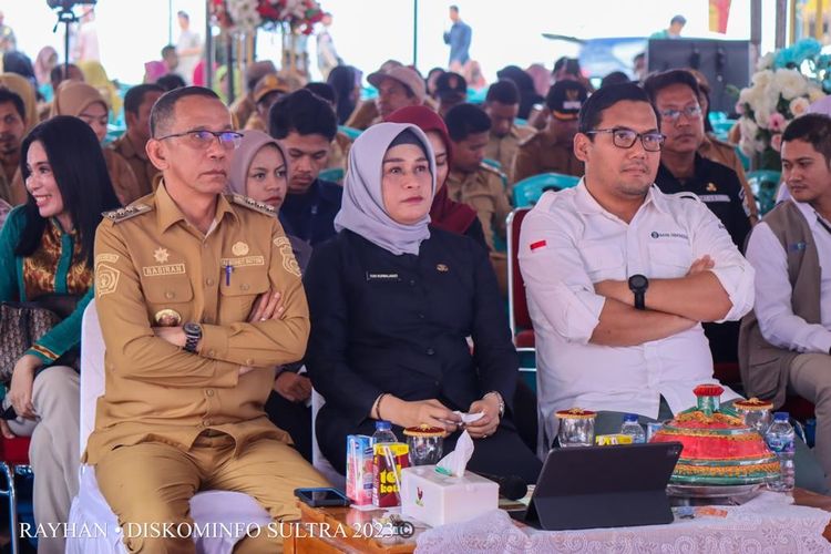 Gubernur Provinsi Sulawesi Tenggara (Sultra) diwakili Asisten II Bidang Administrasi Perekonomian dan Pembangunan Sekretaris Daerah (Sekda) Provinsi Sultra, Yuni Nurmalawati, menghadiri Gerakan Pangan Murah (GPM) Serentak Nasional secara hibrida, Senin (26/6/2023).


