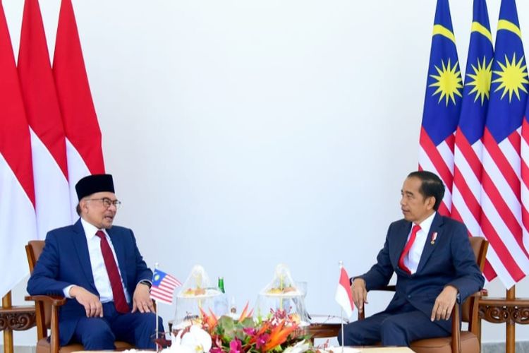 Perdana Menteri Malaysia Anwar Ibrahim saat berbincang bersama Presiden Joko Widodo di Istana Kepresidenan Bogor, Senin (9/1/2023).