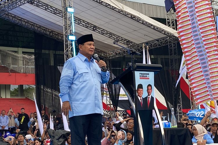Calon presiden (capres) nomor urut 2, Prabowo Subianto saat kampanye di Sidoarjo, Jumat (9/2/2024).