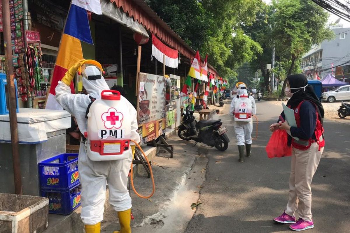 Relawan PMI melakukan penyemprotan disinfektan di lokasi Pujasera Blok S, Kebayoran Baru, Jakarta Selatan guna mencegah penularan COVID-19, Rabu (12/8/2020) 