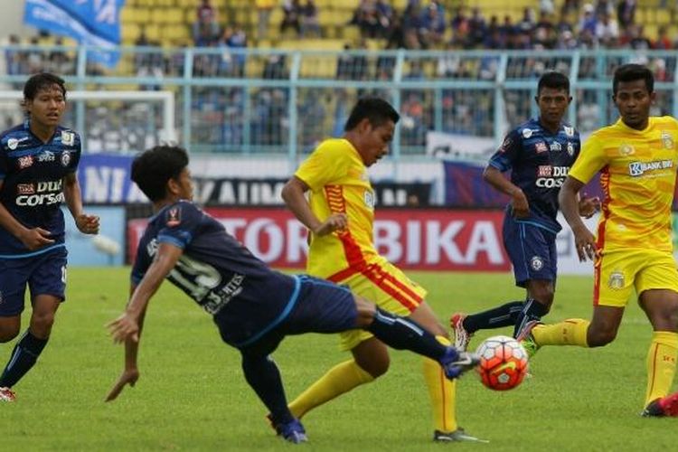 Gelandang Bhayangkara FC, Evan Dimas, berusaha melewati hadangan pemain Arema FC, Ahmad Bustomi, dalam pertandingan pertama penyisihan Grup Piala Presiden 2017 di Stadion Kanjuruhan, Malang, Minggu (5/2/2017). 