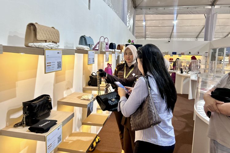 Suasana pengunjung yang mendatangi pameran BPA Fair 2026 untuk melihat barang-barang mewah yang dipamerkan.