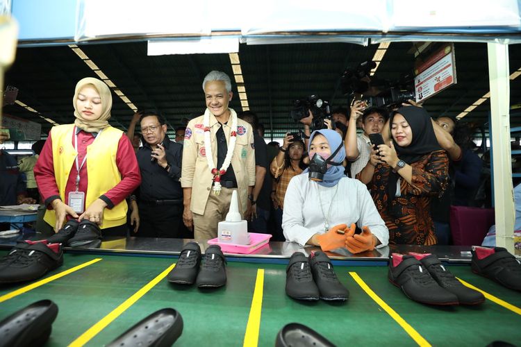 Capres nomor urut 3 Ganjar Pranowo saat mengunjungi pabrik sepatu dan sandal di Kabupaten Ngawi, Jawa Timur, Kamis (18/1/2024).