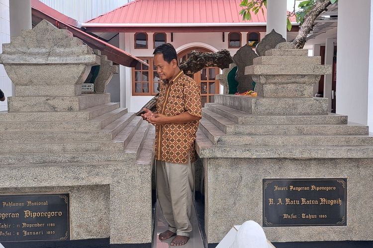 Cucu Generasi Kelima Pangeran Diponegoro, Raden Hamzah Diponegoro saat memanjatkan doa kepada Pangeran Diponegoro, Jumat (14/7/2023)