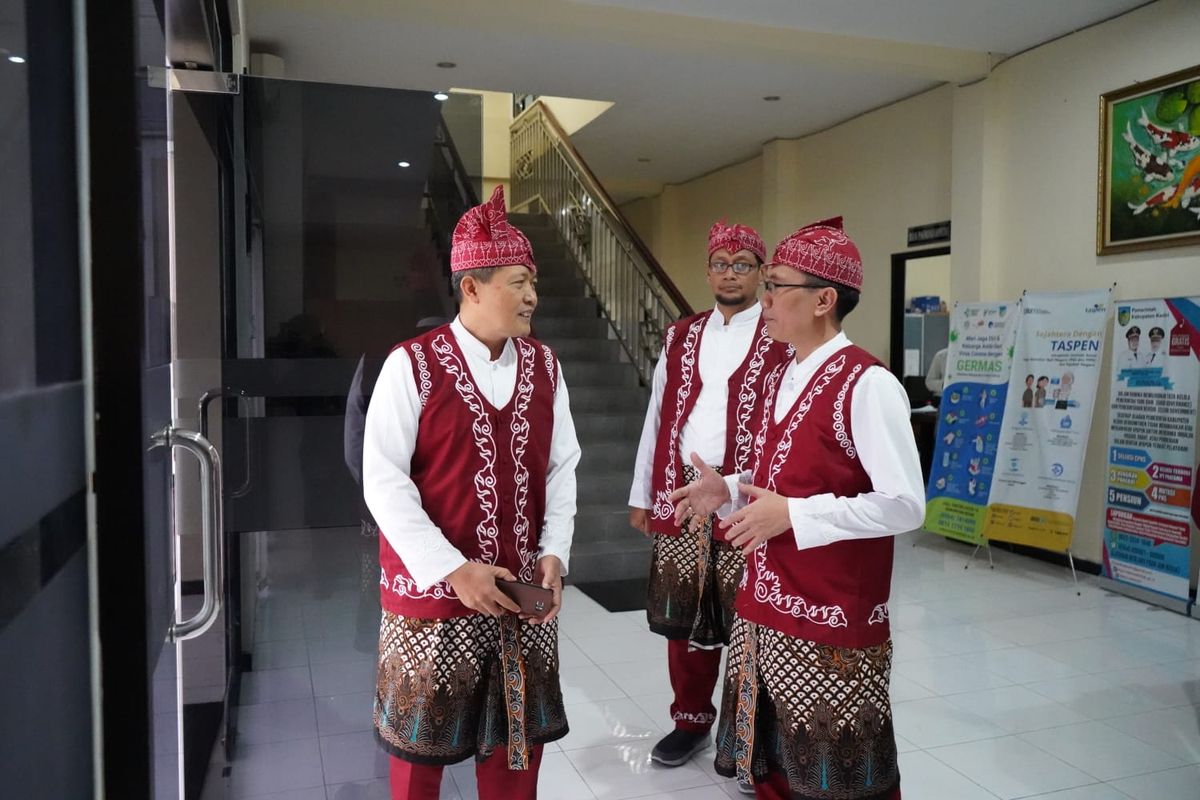 Pegawai Pemkab Kediri saat mengenakan baju khas Kediri sebagai seragam dinas.