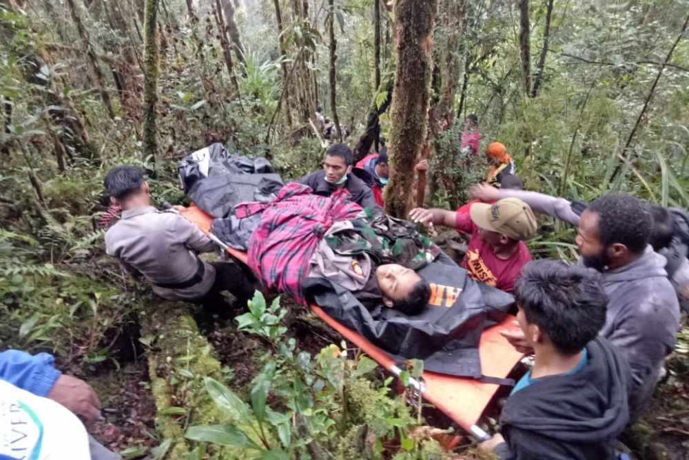 Perjuangan Tim SAR Evakuasi Korban Kecelakaan Pesawat Dimonim di Gunung Menuk