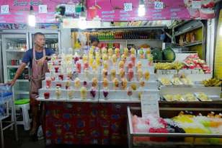 Salah satu penjaja smoothie di Chiang Mai Night Bazaar, Chiang Mai, Thailand.