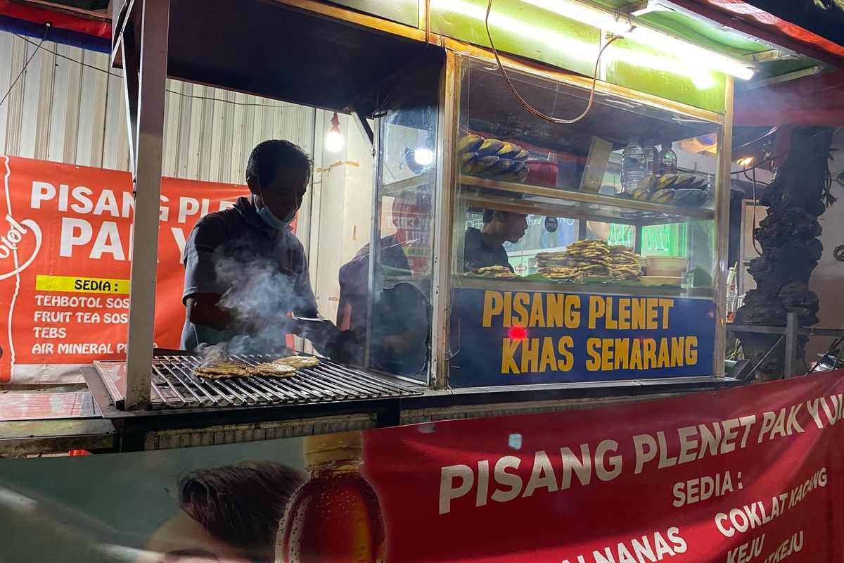 Menikmati Pisang Plenet Pak Yuli, Kuliner Khas Semarang yang Melegenda Sejak Tahun 1970