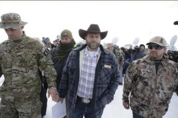 Ammon Bundy, tengah, salah satu anak peternak Nevada, Cliven Bundy, berjalan setelah berbicara dengan wartawan di kantor pusat Malheur National Wildlife Refuge, 4 Januari 2016, dekat Burns, Oregon.