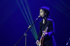 Eross Candra Lelang Gitar Kesayangan untuk Gaza