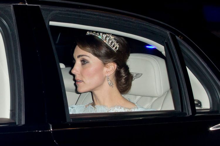 Kate Middleton menggunakan tiara The Lover's Knot.