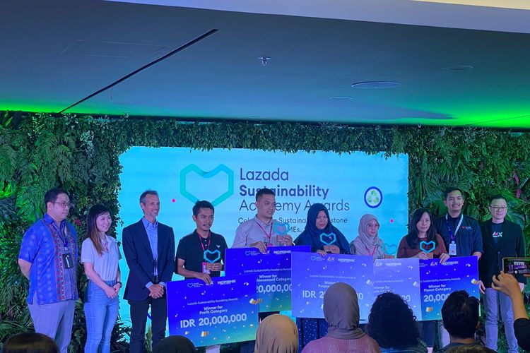 Para pemenang Lazada Sustainability Academy (LSA) Awards 2024 di Jakarta, Rabu Rabu (27/3/2024). 