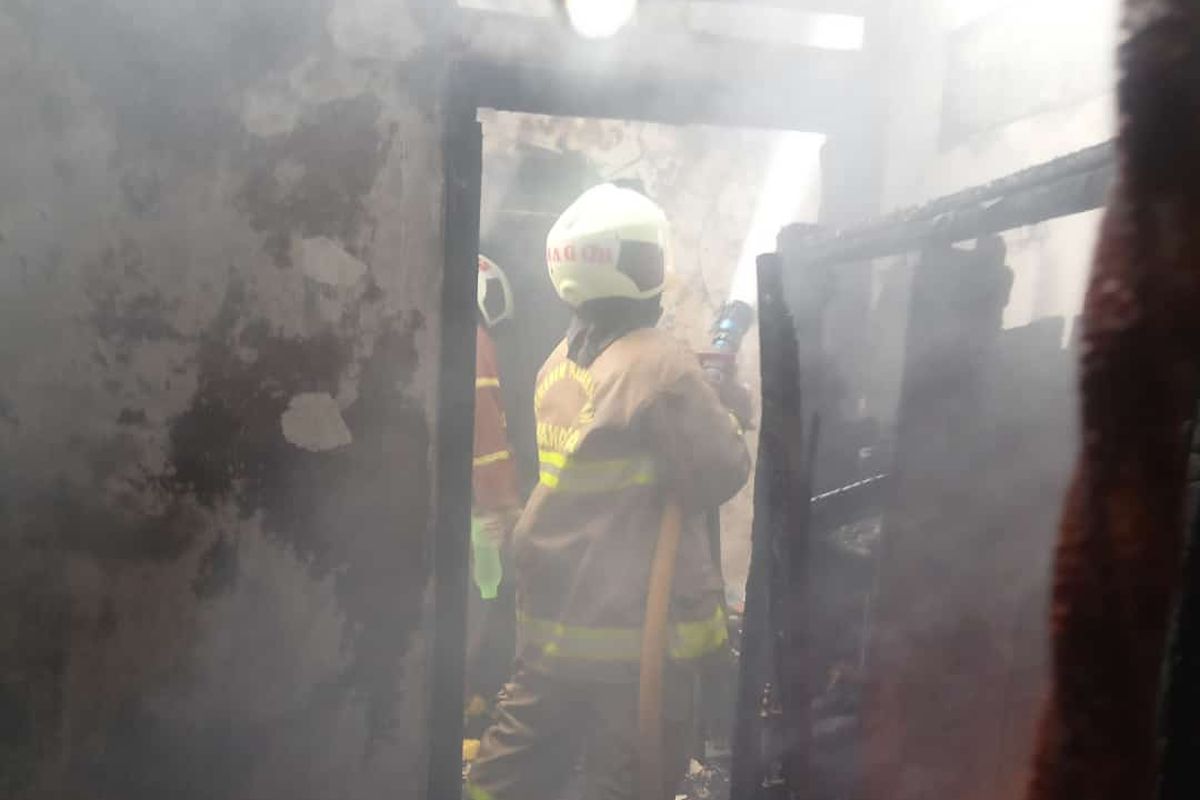 Kebakaran melanda dua rumah permanen di Jalan Cempaka 3 No 24, Cempaka Putih Barat, Cempaka Putih, Jakarta Pusat, Sabtu (2/10/2021).