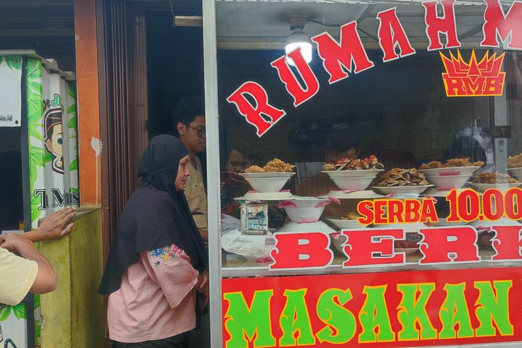Situasi pedagang nasi padang yang menjual paket Rp 10.000 untuk menu nasi dan lauk seperti ayam, Kamis (16/10/2025).