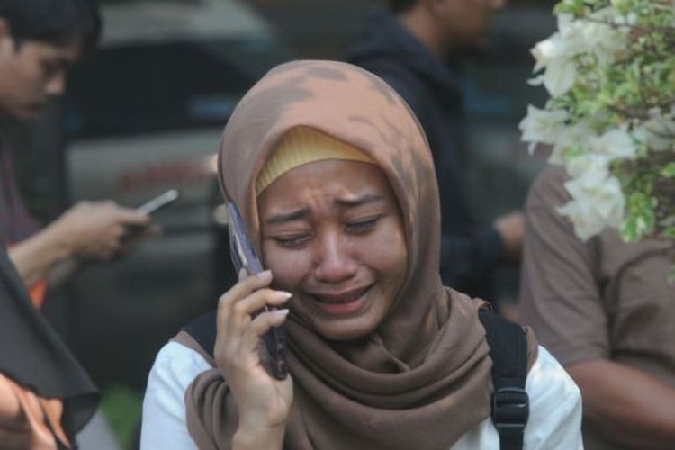 Seorang keluarga korban menelpon sambil menangis setelah menerima informasi kecelakaan pesawat Lion Air JT 6-10, 29 Oktober 2018. 
