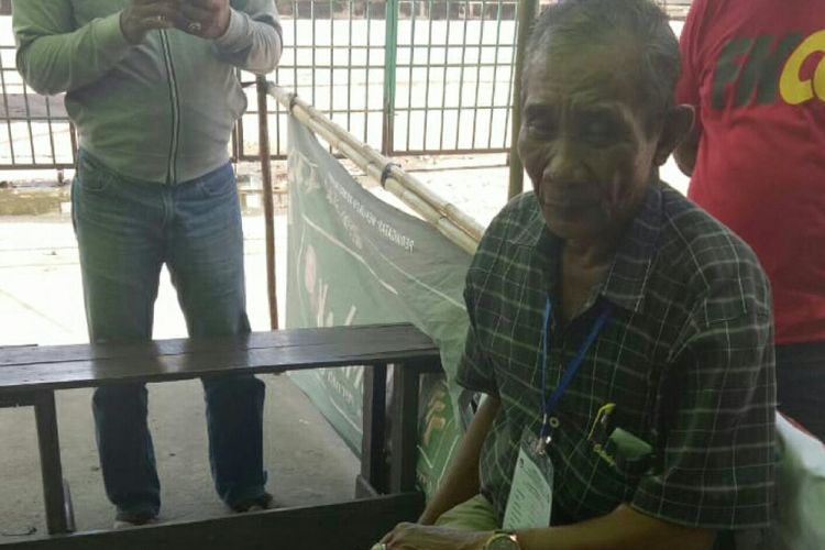 Mustafa (61) saat bertugas di TPS 01 Kelurahan Sungai Jawi Luar, Kecamatan Pontianak Barat, Pontianak, Kalimantan Barat (27/6/2018)