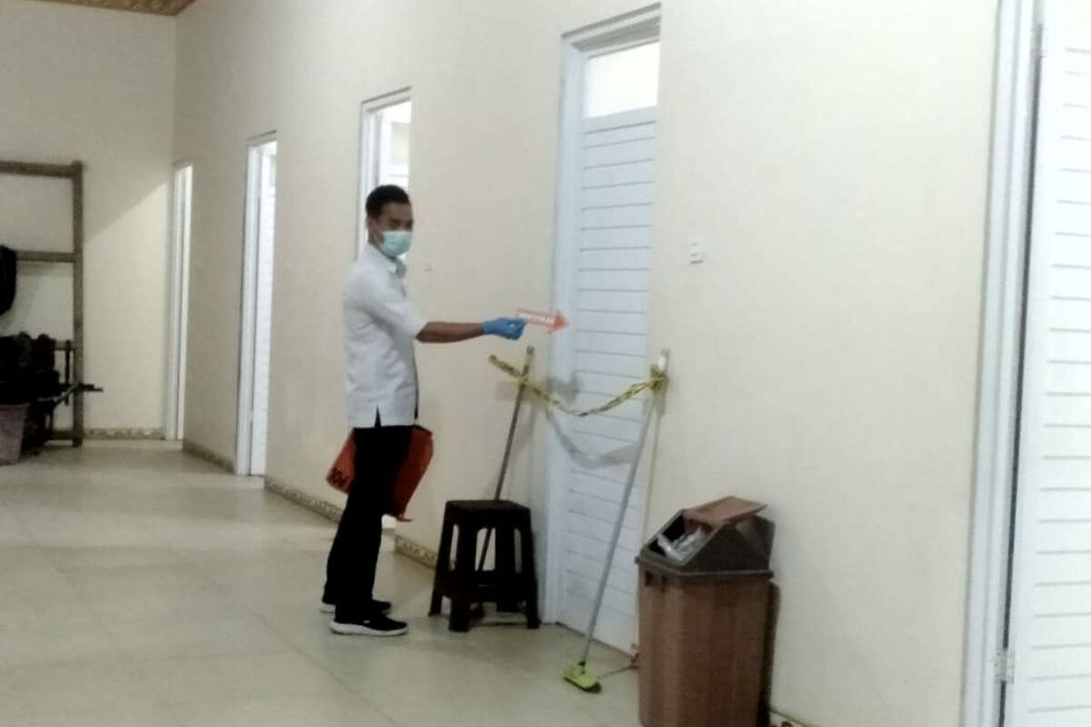 Petugas Inafis Polres Blitar menunjuk toilet yang terletak di area Pondok Nuswantoro, Desa Rejowinangun, Kecamatan Kademangan, Kabupaten Blitar, Senin (11/12/2023)
