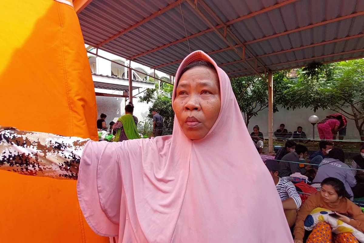 Wastiah (54) kebingungan saat melihat rumahnya telah rata dengan tanah usai kebakaran melanda permukiman padat penduduk, pada Minggu (30/10/2022) siang.