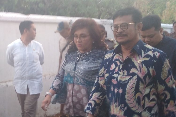 Menteri Pertanian Syahrul Yasin Limpo saat berziarah ke makam keluarganya di Taman Makam Pahlawan Panaikang, Makassar, Jumat (25/10/2019).