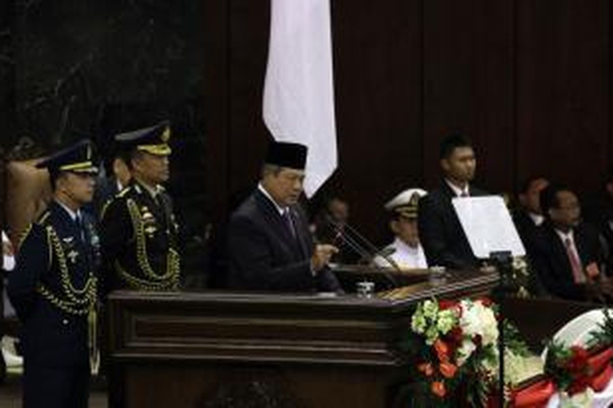 Presiden Susilo Bambang Yudhoyono bersiap menyampaikan pidato kenegaraan dalam sidang bersama DPR dan DPD RI di Gedung Parlemen, Senayan, Jakarta, Jumat (15/8/2014). Pidato kenegaraan tersebut disampaikan dalam rangka menyambut HUT Ke-69 Kemerdekaan Republik Indonesia yang jatuh pada 17 Agustus 2014.