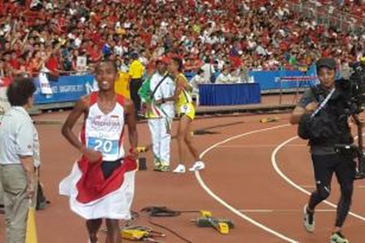 Pelari Indonesia, Agus Prayogo, seusai meraih emas SEA Games 2015 dari cabang atletik nomor lari 10.000 meter di National Stadium, Singapura Rabu (10/6/2015).