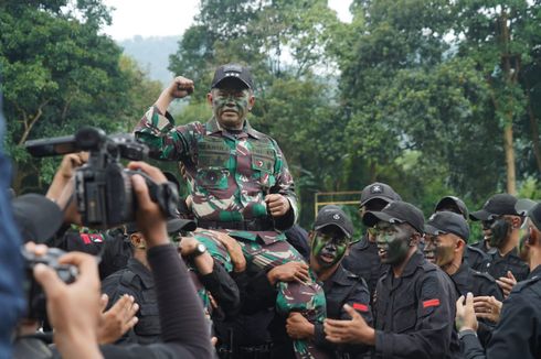 Sebelum Semat Brevet Kehormatan Intai Tempur, Pangkostrad Unjuk Kemampuan Sniper