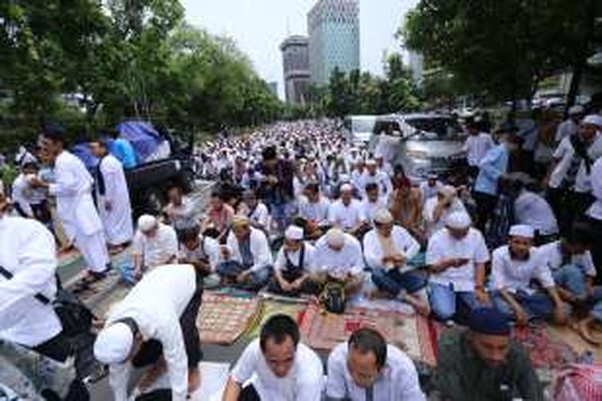 Para perserta doa bersama bersiap melaksanakan ibadah shalat Jumat di Jakarta, Jumat (2/12/2016). 