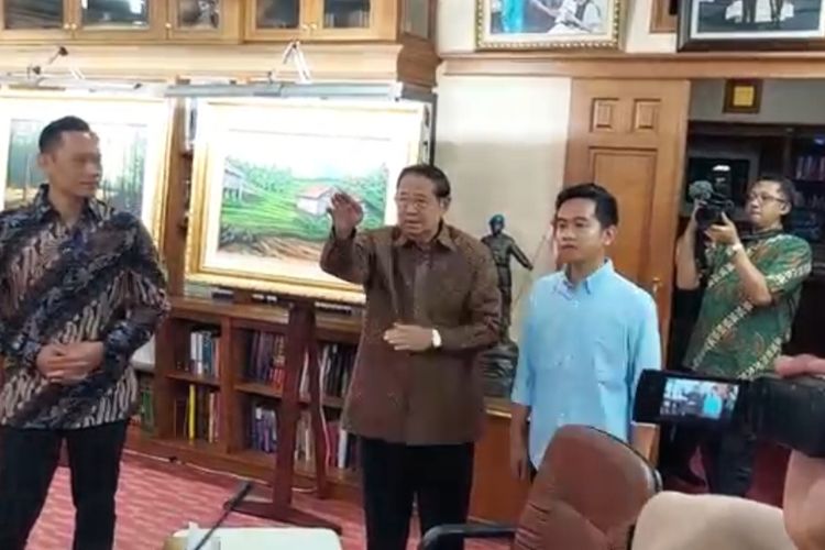 Cawapres nomor urut 2 Gibran Rakabuming Raka silaturahmi ke kediaman Presiden ke-6 RI Susilo Bambang Yudhoyono di Cikeas, Jawa Barat, Senin (5/2/2024).