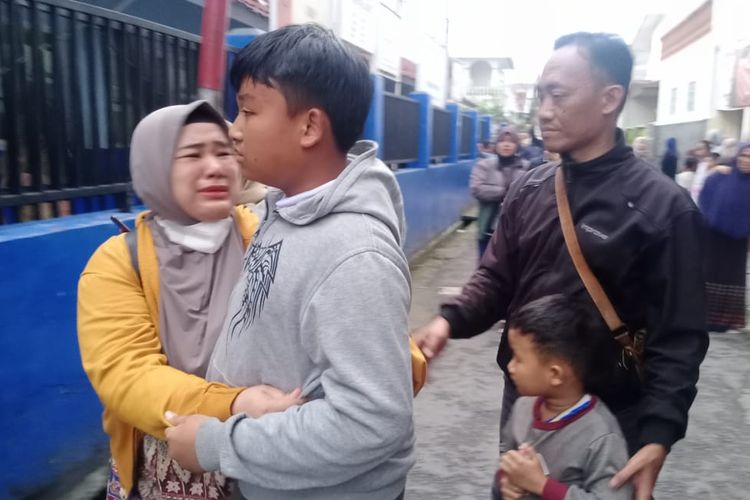 Puluhan orangtua siswa SMPN 3 Garut, Jawa Barat, yang anaknya ikut rombongan bus kecelakaan di Purworejo, Jawa Tengah, pada Minggu (12/2/2023) malam, menyambut anak mereka yang tiba di sekolah dengan isak tangis, Senin (13/2/2023) malam.